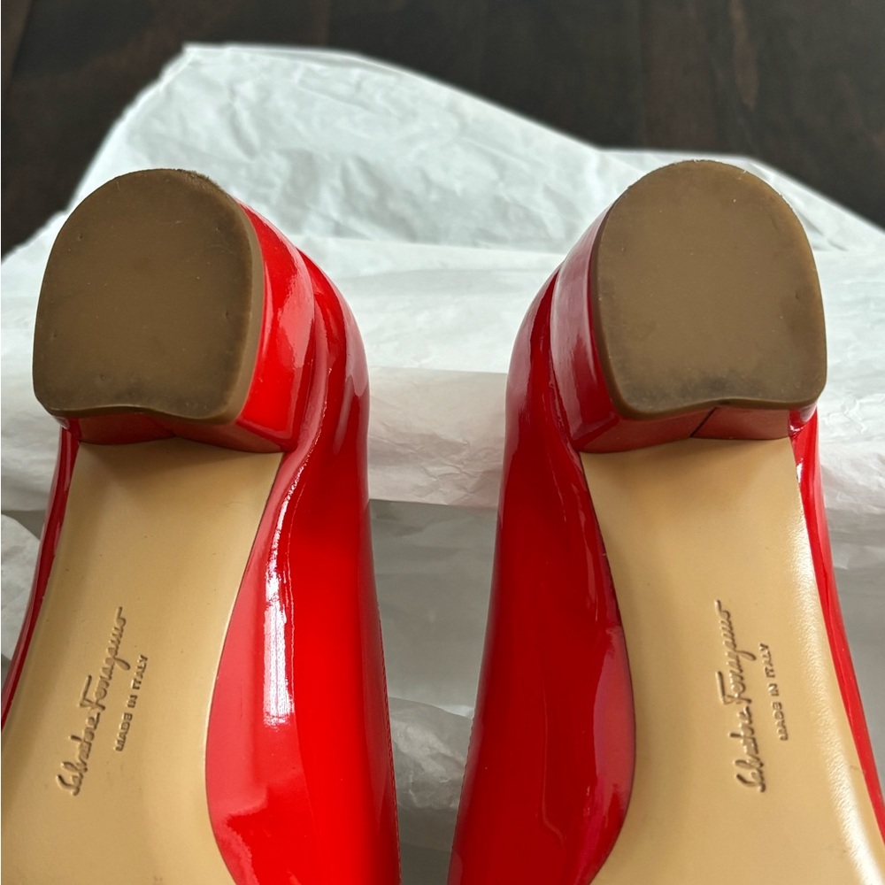 Salvatore Ferragamo Red Patent Vara Bow Flats with Gold Plaque - Picture 9 of 11